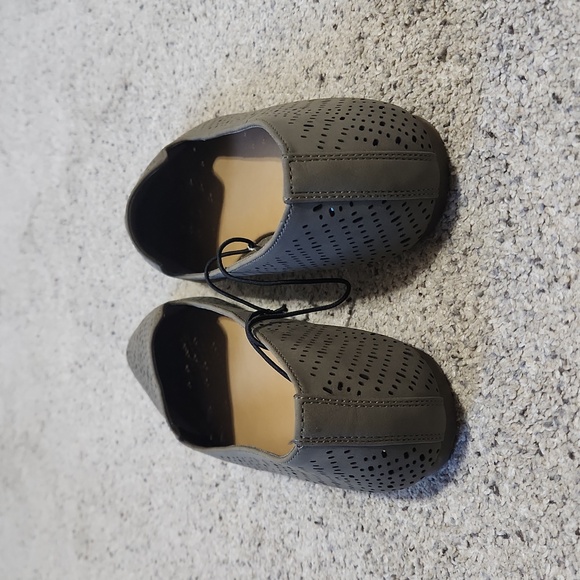 New Seychelles Gray Pointed Laser Cutout Faux Leather Flat Shoes Women's Sz 10W - Picture 3 of 13